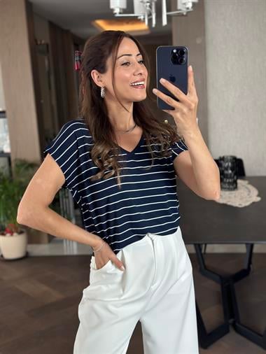Lacivert Çizgili V Yaka Kısa Yarasa Kol Basic Kadın T-Shirt