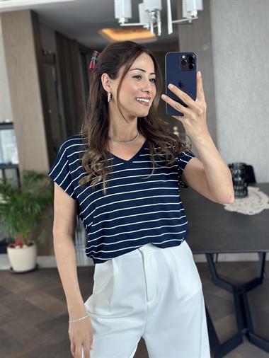 Lacivert Çizgili V Yaka Kısa Yarasa Kol Basic Kadın T-Shirt