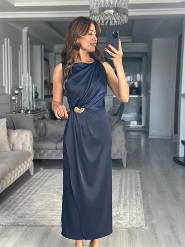 Lacivert Saten Broş Detaylı Önü Drapeli Midi Boy Elbise