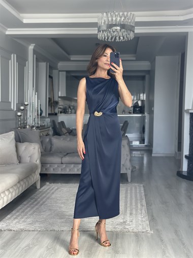 Lacivert Saten Broş Detaylı Önü Drapeli Midi Boy Elbise