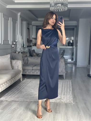 Lacivert Saten Broş Detaylı Önü Drapeli Midi Boy Elbise