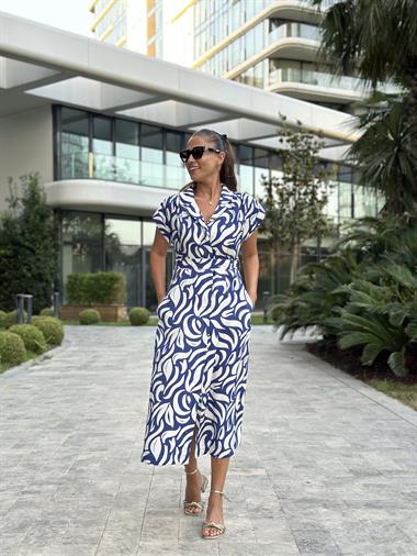 Mavi Beyaz Desenli Karol Kuşaklı Cepli Midi Boy Kadın Gömlek Elbise 