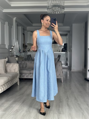 Mavi Kare Yaka Nakışlı Kuşaklı Midi Boy Kadın Elbise 