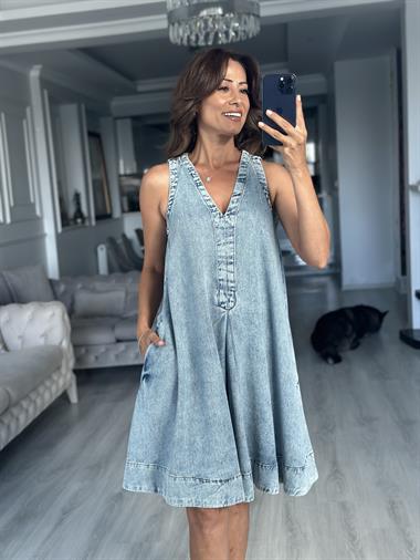 Mavi V Yaka Sıfır Kol Çan Midi Boy Kadın Kot Elbise