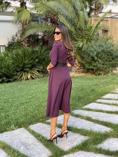 Mürdüm Beşgen Yaka Likralı Krep Kemerli Kadın Elbise