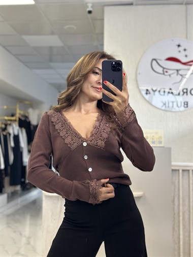 Mürdüm Yakası Ve Kolu Dantelli Düğmeli Kadın Hırka 