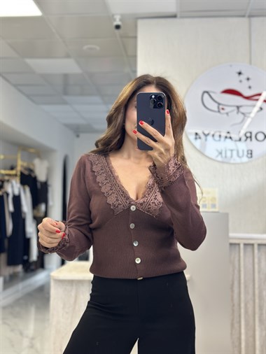 Mürdüm Yakası Ve Kolu Dantelli Düğmeli Kadın Hırka 