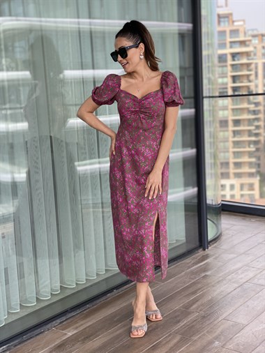 Pembe Desenli Kalp Yaka Yırtmaçlı Elbise