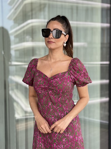 Pembe Desenli Kalp Yaka Yırtmaçlı Elbise