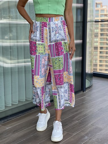 Pembe Desenli Kısa Paça Pantolon