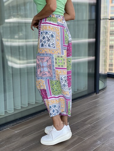 Pembe Desenli Kısa Paça Pantolon