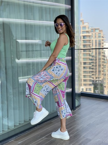 Pembe Desenli Kısa Paça Pantolon