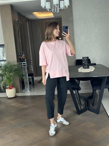 Pembe Dikiş Detay Önü Çift Yırtmaçlı Kadın T-Shirt