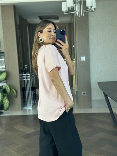 Pembe Kare Nakış Detay Bisiklet Yaka Kadın T-Shirt