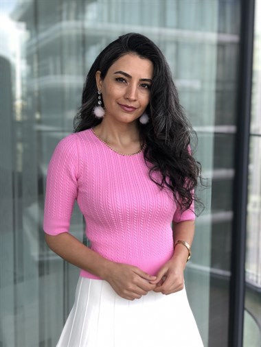 Pembe Zincir Detaylı Saç Örgü Triko Bluz