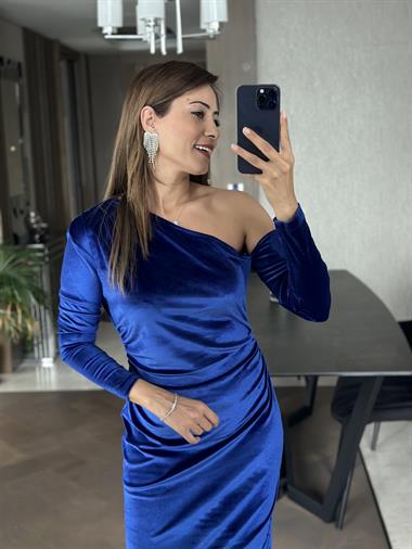 Saks Asimetrik Yaka Yanları Büzgülü Kadife Kadın Elbise 