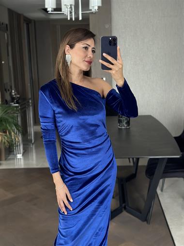 Saks Asimetrik Yaka Yanları Büzgülü Kadife Kadın Elbise 