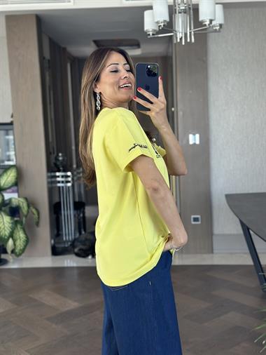Sarı Bisiklet Yaka Kol Ucu Yazı Nakışlı  Ayıcık Kadın T-Shirt 