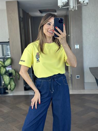 Sarı Bisiklet Yaka Kol Ucu Yazı Nakışlı  Ayıcık Kadın T-Shirt 