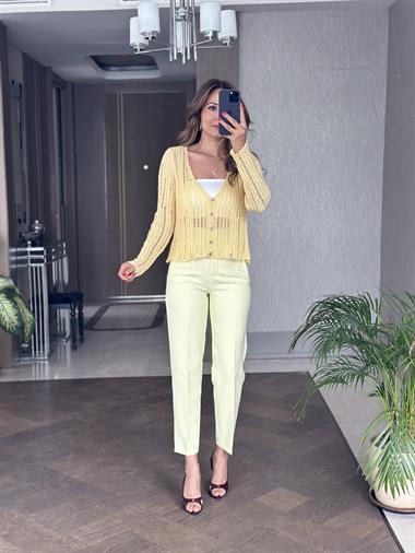 Sarı Dekolteli Düğmeli Triko Kadın Hırka 