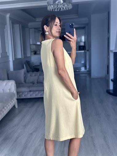 Sarı Keten Önü Pensli V Yaka Sıfır Kol Cepli Kadın Midi Boy Elbise