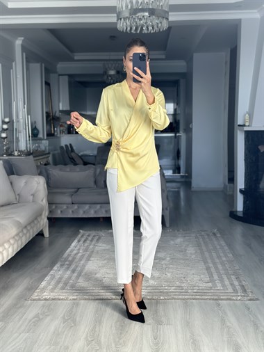 Sarı Kruvaze Yaka Yandan Broşlu Kadın Bluz