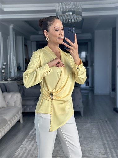 Sarı Kruvaze Yaka Yandan Broşlu Kadın Bluz