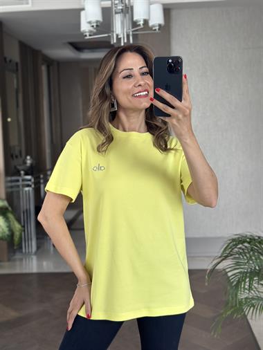 Sarı Logo Detaylı Bisiklet Yaka Basic Kadın T-Shirt