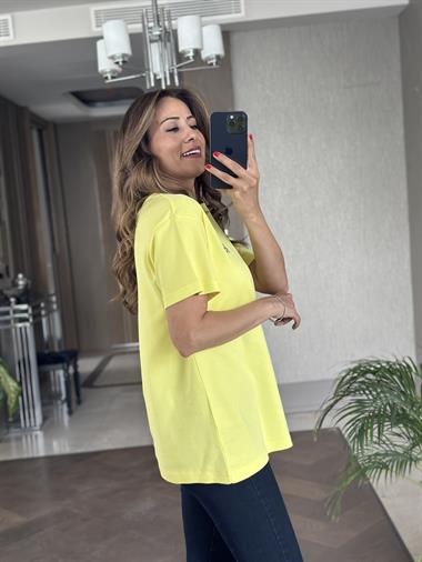 Sarı Logo Detaylı Bisiklet Yaka Basic Kadın T-Shirt