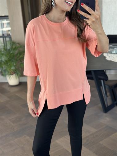 Şeftali Dikiş Detay Önü Çift Yırtmaçlı Kadın T-Shirt