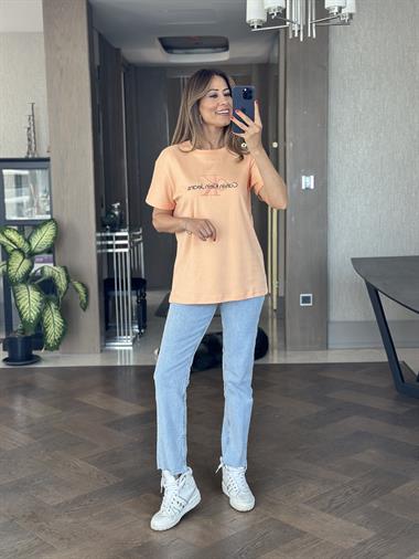 Şeftali Önü Kabartma Yazı Nakışlı Bisiklet Yaka Kısa Kol Kadın T-Shirt