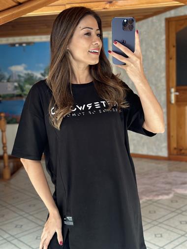 Siyah After World Baskılı Eteği Yırtmaçlı Kadın T-Shirt