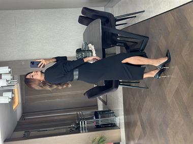 Siyah Asimetrik Yaka Fitilli Kaşkorse Kemerli Yırtmaçlı Midi Boy Kadın Elbise 