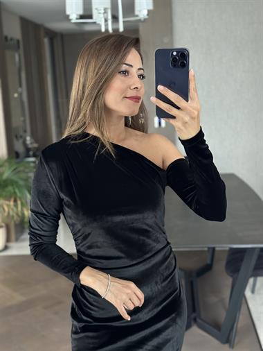 Siyah Asimetrik Yaka Yanları Büzgülü Kadife Kadın Elbise 