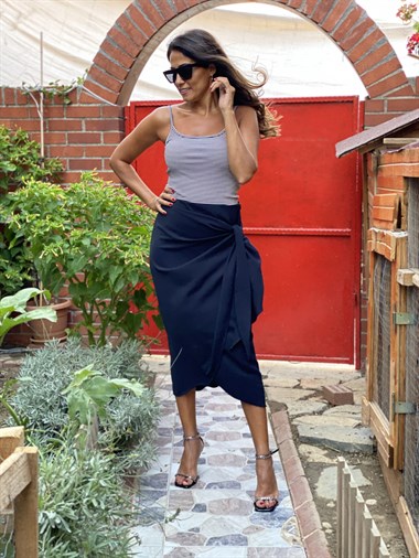 Siyah Bağlama Detay Kapaklı Aerobin Kadın Etek