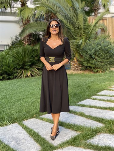 Siyah Beşgen Yaka Likralı Krep Kemerli Kadın Elbise