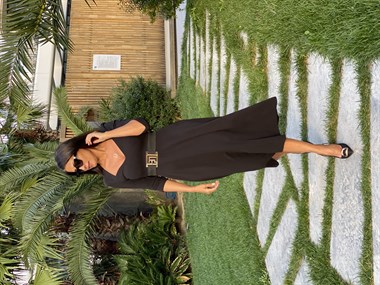 Siyah Beşgen Yaka Likralı Krep Kemerli Kadın Elbise