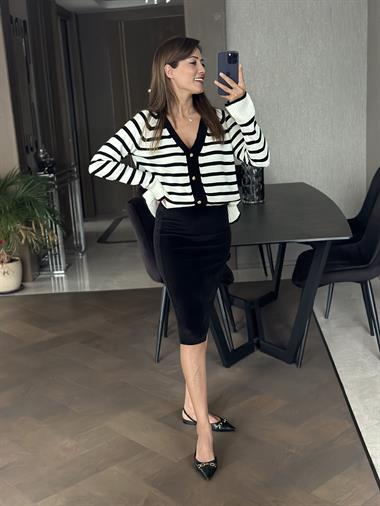 Siyah Beyaz Çizgili Gold Düğmeli Kadın Hırka