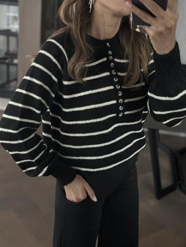 Siyah Beyaz Çizgili Onbir Düğmeli Kadın Kazak