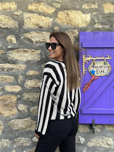 Siyah Beyaz Çizgili Püsküllü Kadın Triko Kazak