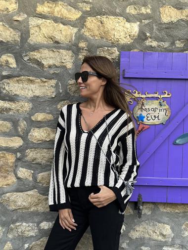 Siyah Beyaz Çizgili Püsküllü Kadın Triko Kazak