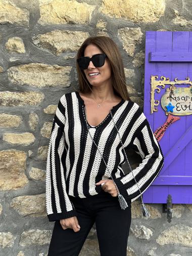 Siyah Beyaz Çizgili Püsküllü Kadın Triko Kazak