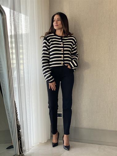 Siyah Beyaz Çizgili Sakallı Kadın Triko Hırka