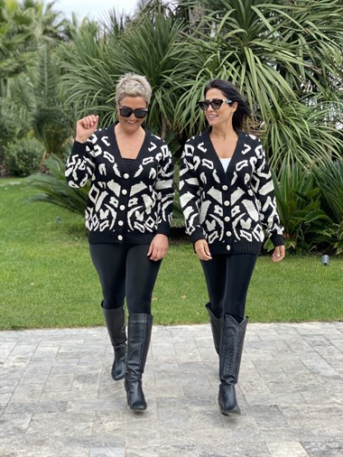 Siyah Beyaz Desenli Düğmeli Triko Kadın Hırka