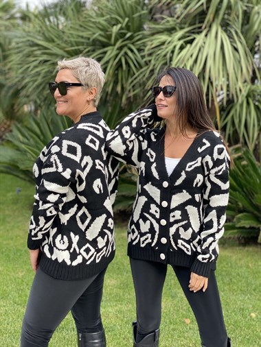 Siyah Beyaz Desenli Düğmeli Triko Kadın Hırka