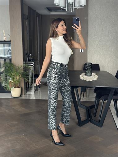 Siyah Beyaz Leopar Desen Marka Model Kesik Paça Boy Fit Kadın Jean Pantolon