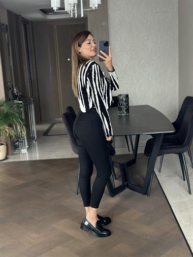 Siyah Beyaz Vatkalı Zebra Desen Düğmeli Hırka Kazak