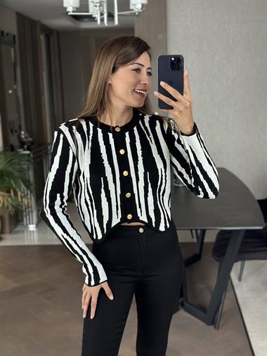 Siyah Beyaz Vatkalı Zebra Desen Düğmeli Hırka Kazak