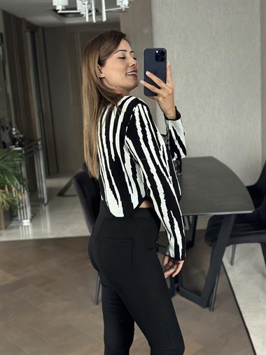 Siyah Beyaz Vatkalı Zebra Desen Düğmeli Hırka Kazak