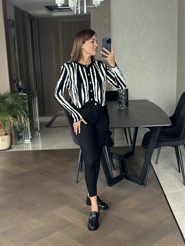 Siyah Beyaz Vatkalı Zebra Desen Düğmeli Hırka Kazak